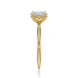 Pierścionek z owalnym diamentem